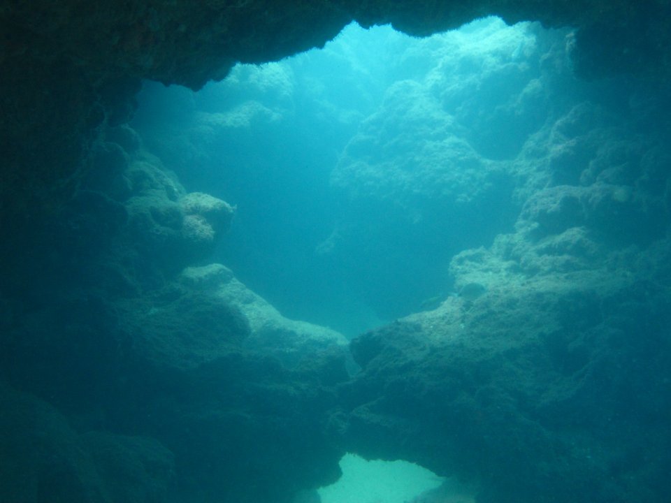 Gordon caves dive site